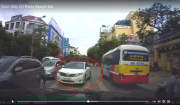 'Xế hộp' lấn đường, định nhấn ga đâm xe ngược chiều